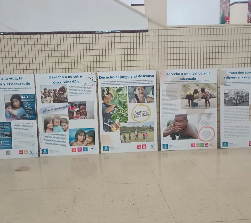 Exposición temática en centro educativo.