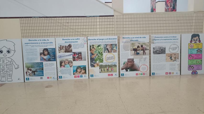 Exposición temática en centro educativo.