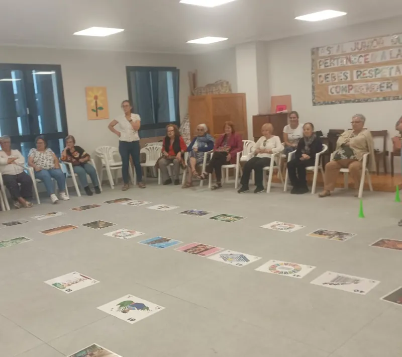 Desarrollo de una  jornada de sensibilización con el juego de la oca de los ODS con personas mayores.
