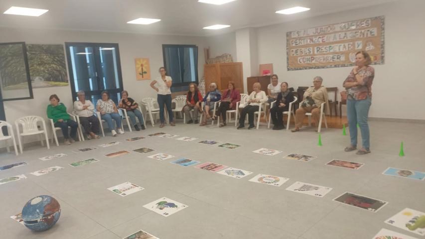 Desarrollo de una  jornada de sensibilización con el juego de la oca de los ODS con personas mayores.