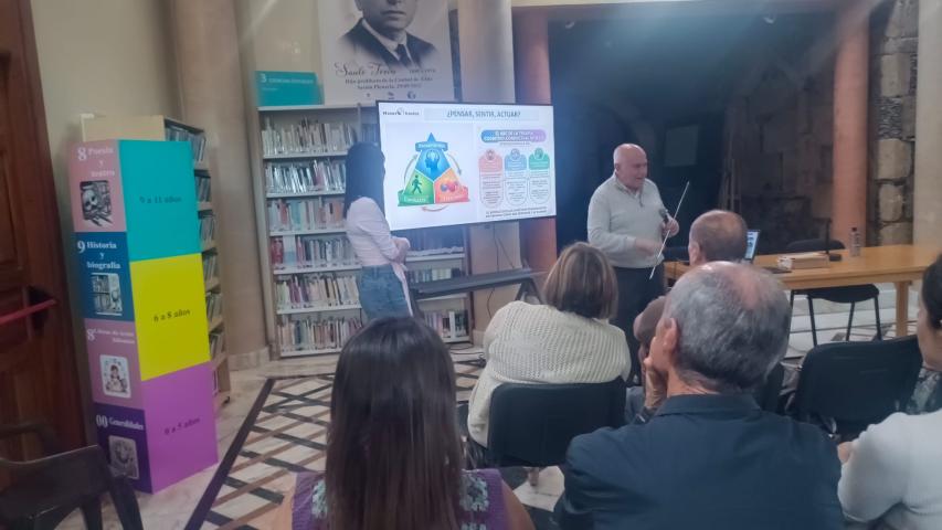 Sesión con Herminio Otero durante las V Jornadas por un Mundo Mejor 2026 en Telde, Gran Canaria.