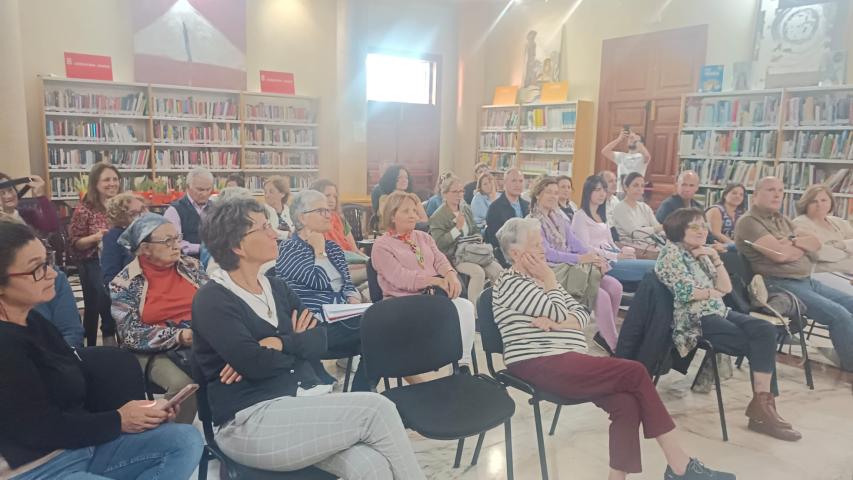 Sesión con Herminio Otero durante las V Jornadas por un Mundo Mejor 2026 en Telde, Gran Canaria.