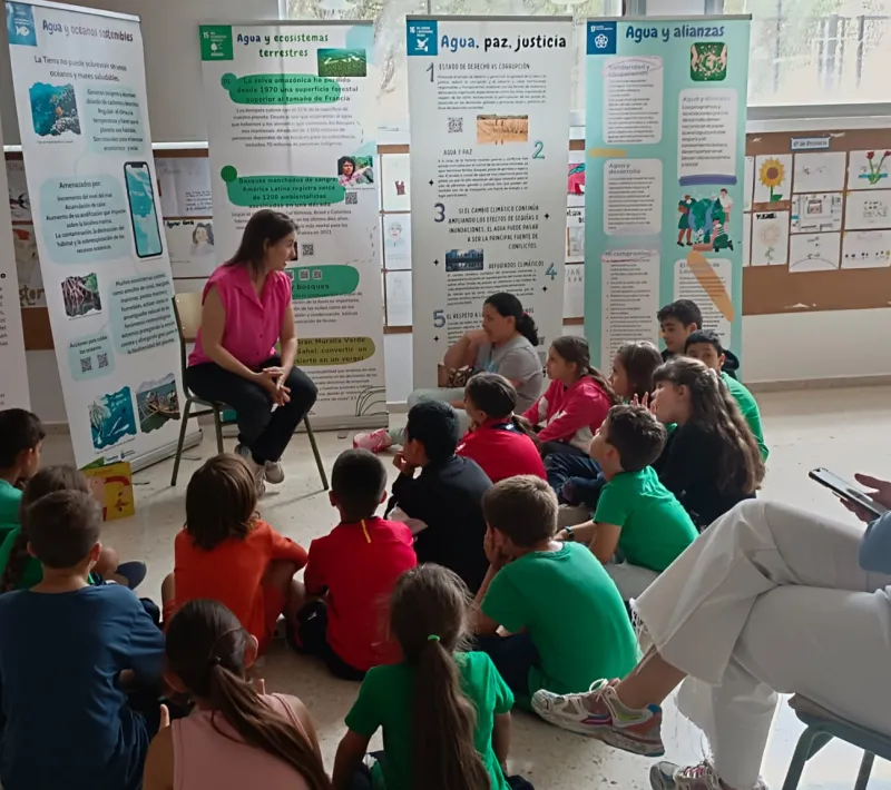 Exposición temática en centro educativo.
