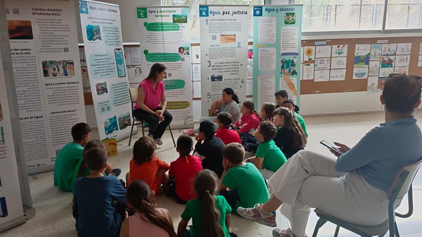 Exposición temática en centro educativo.