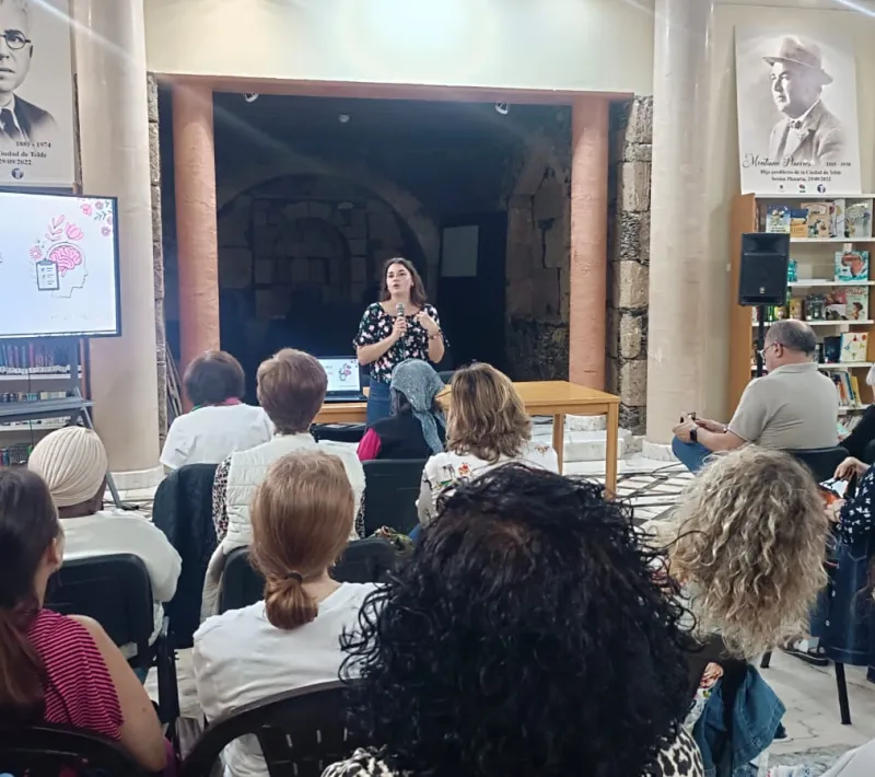 Sesión con Carmen Sánchez Alemán durante las V Jornadas por un Mundo Mejor 2026 en Telde, Gran Canaria.