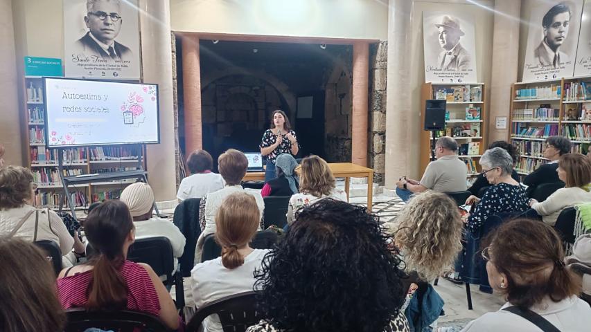 Sesión con Carmen Sánchez Alemán durante las V Jornadas por un Mundo Mejor 2026 en Telde, Gran Canaria.