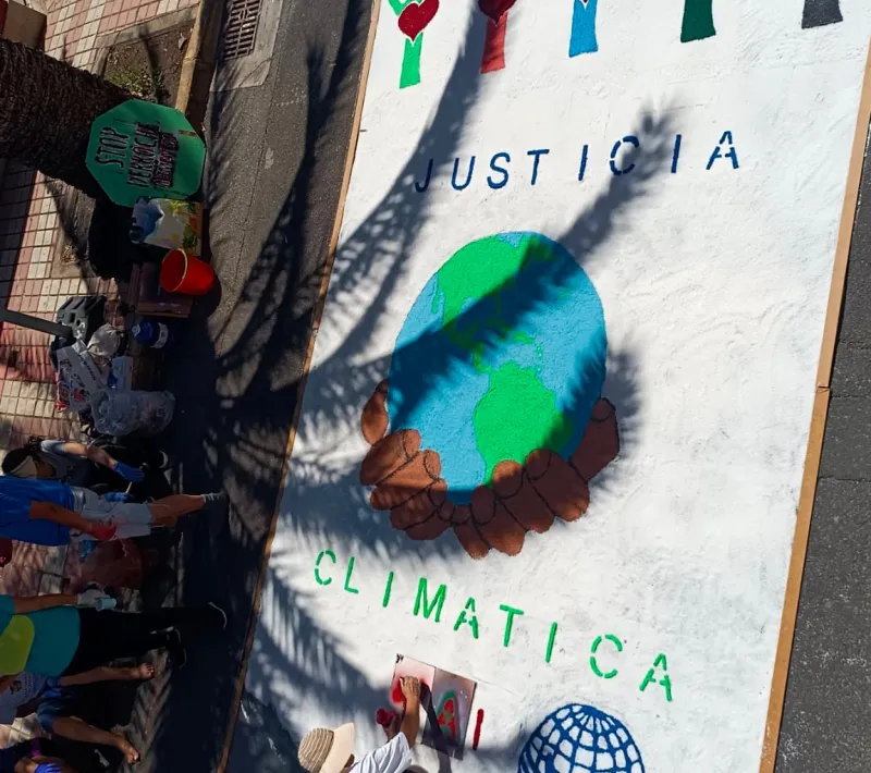 Alfombra de sal reivindicativa de la justicia climática.