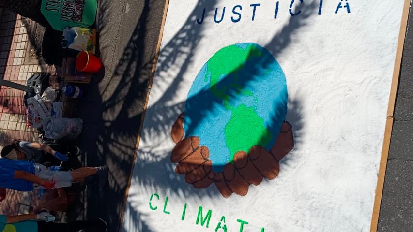 Alfombra de sal reivindicativa de la justicia climática.