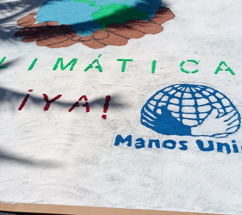 Alfombra de sal reivindicativa de la justicia climática.