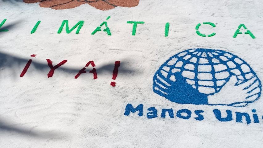 Alfombra de sal reivindicativa de la justicia climática.