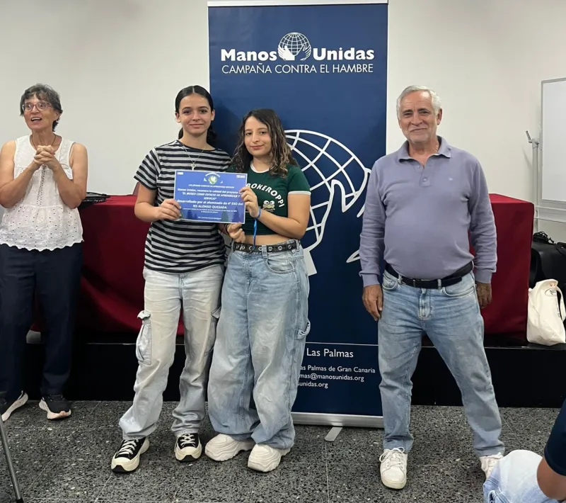 Entrega de diplomas a estudiantes de secundaria al finalizar jornadas de sensibilización.