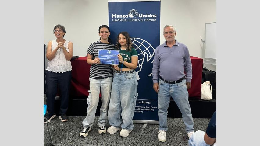 Entrega de diplomas a estudiantes de secundaria al finalizar jornadas de sensibilización.