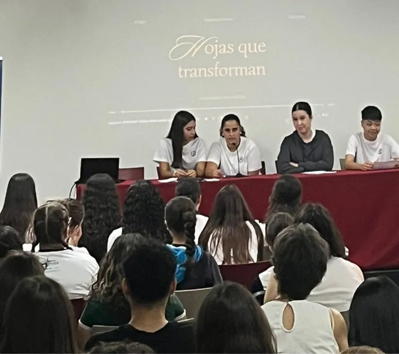 Estudiantes de secundaria presentando su proyecto durante jornadas de sensibilización.