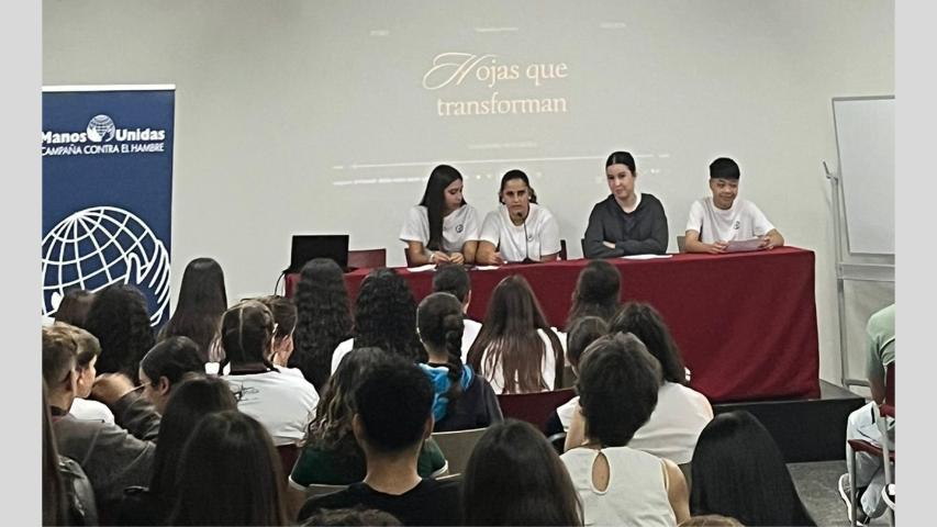 Estudiantes de secundaria presentando su proyecto durante jornadas de sensibilización.