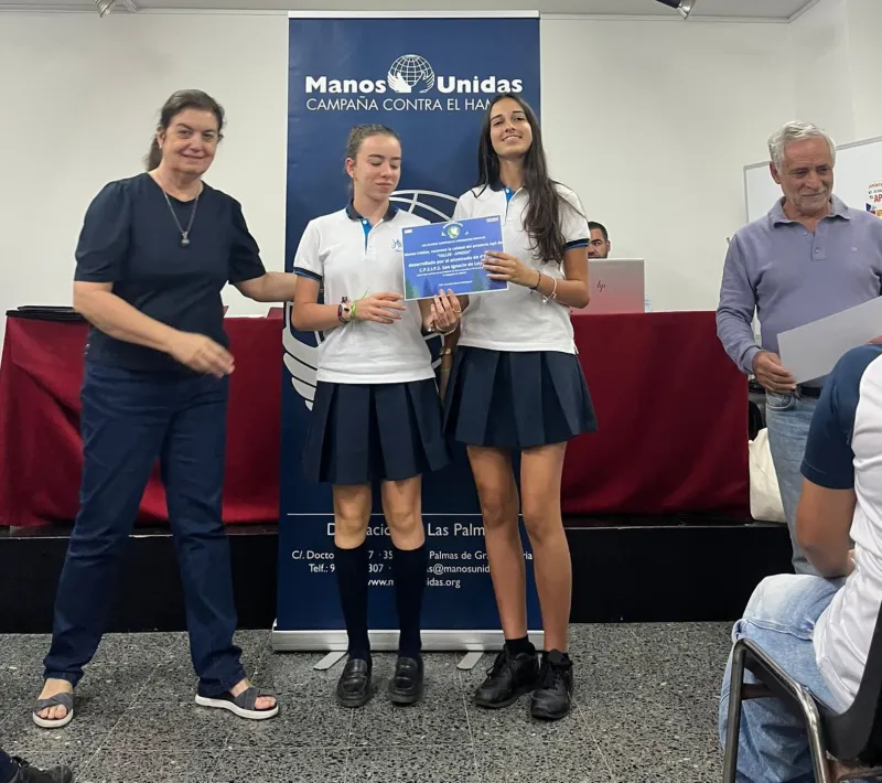 Entrega de diplomas a estudiantes de secundaria al finalizar jornadas de sensibilización.