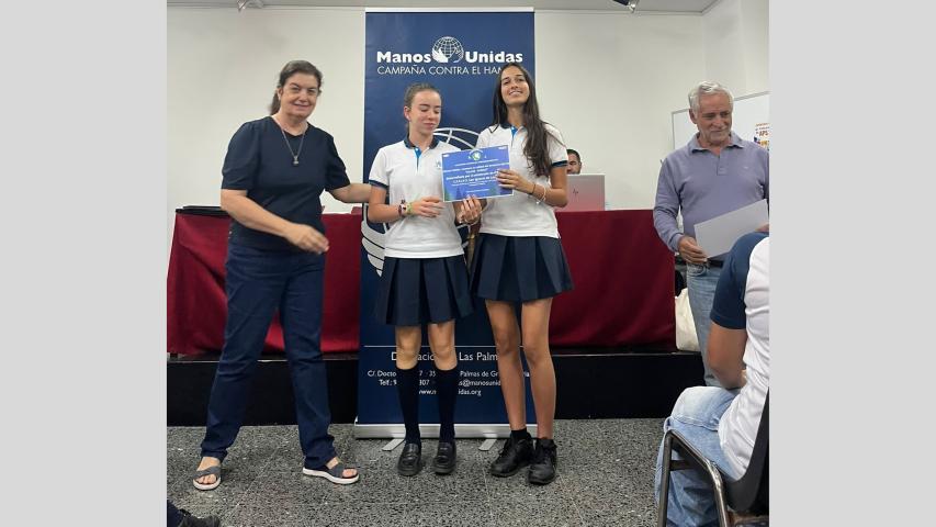 Entrega de diplomas a estudiantes de secundaria al finalizar jornadas de sensibilización.
