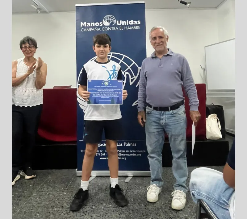 Entrega de diplomas a estudiantes de secundaria al finalizar jornadas de sensibilización.