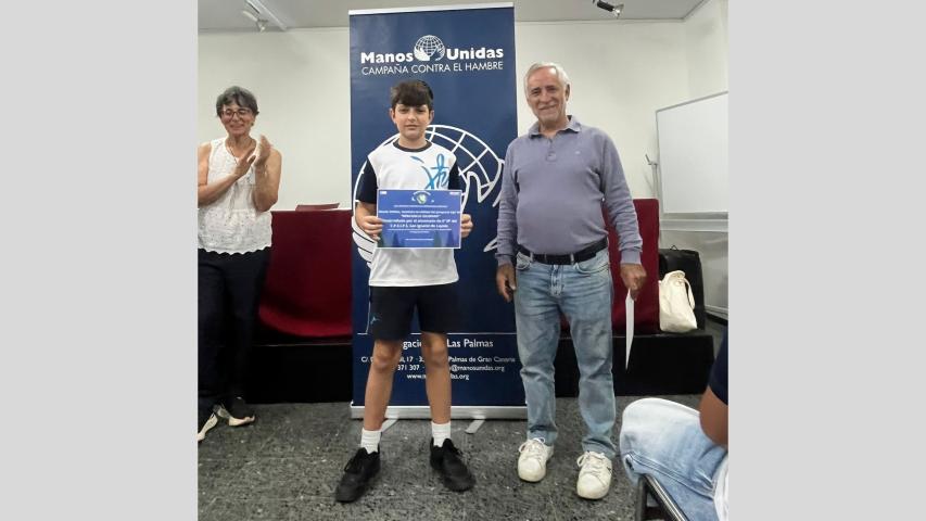 Entrega de diplomas a estudiantes de secundaria al finalizar jornadas de sensibilización.