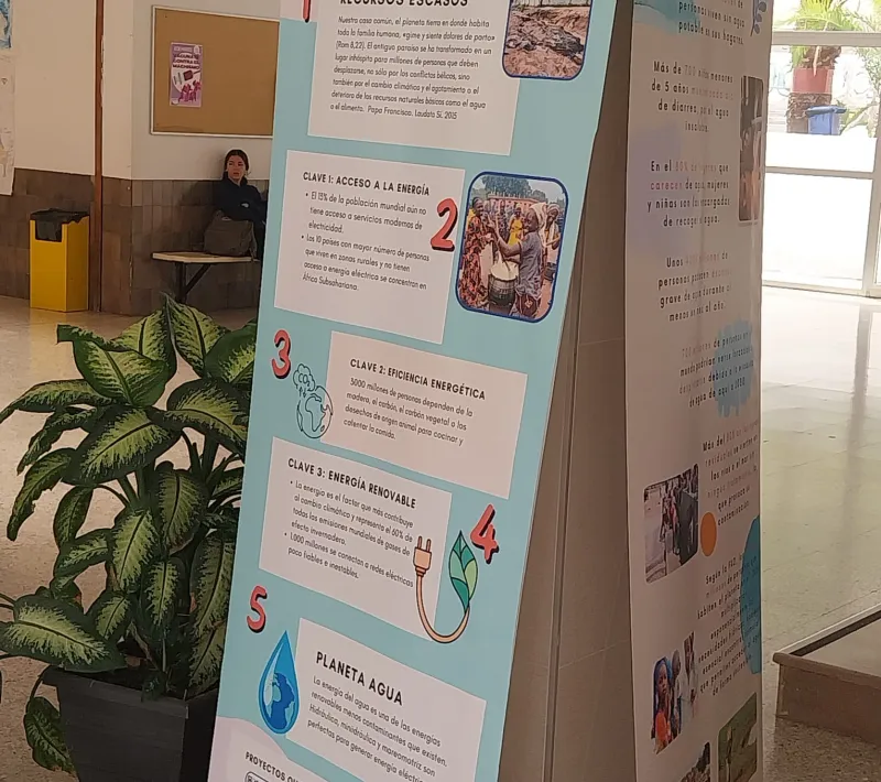 Exposición temática en salones parroquiales.