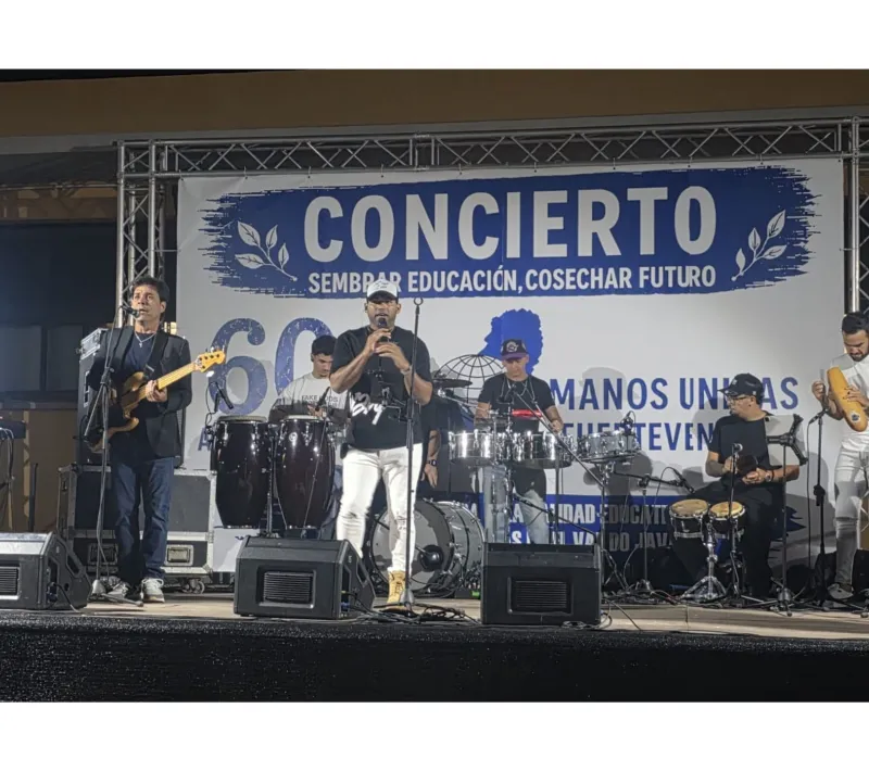 Momento del concierto en el IES Santo Tomás de Aquino de Puerto del Rosario en Fuerteventura.