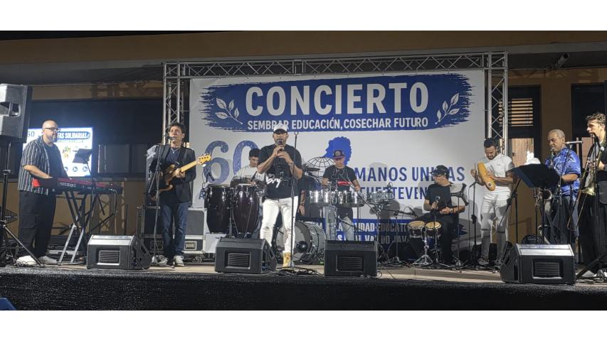 Momento del concierto en el IES Santo Tomás de Aquino de Puerto del Rosario en Fuerteventura.