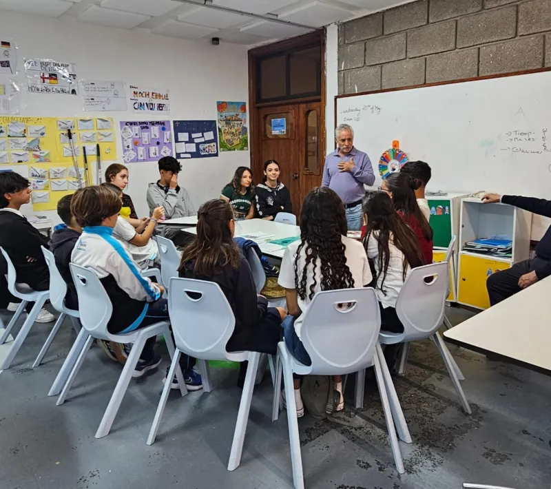 Herminio Otero, escritor, y Carmelo García, delegado de Las Palmas, charlando con estudiantes de varios centros durante jornada de sensibilización.