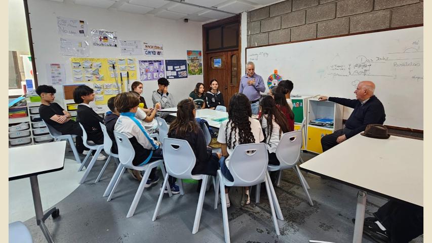 Herminio Otero, escritor, y Carmelo García, delegado de Las Palmas, charlando con estudiantes de varios centros durante jornada de sensibilización.