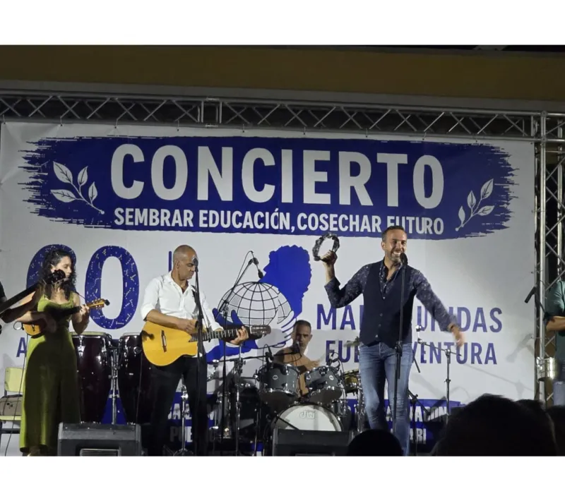 Momento del concierto en el IES Santo Tomás de Aquino de Puerto del Rosario en Fuerteventura.