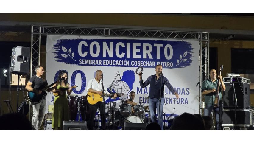 Momento del concierto en el IES Santo Tomás de Aquino de Puerto del Rosario en Fuerteventura.