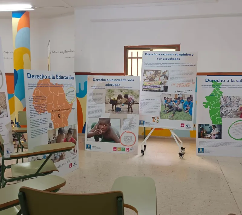Exposición temática en salones parroquiales.