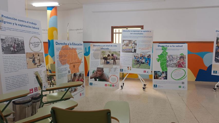 Exposición temática en salones parroquiales.