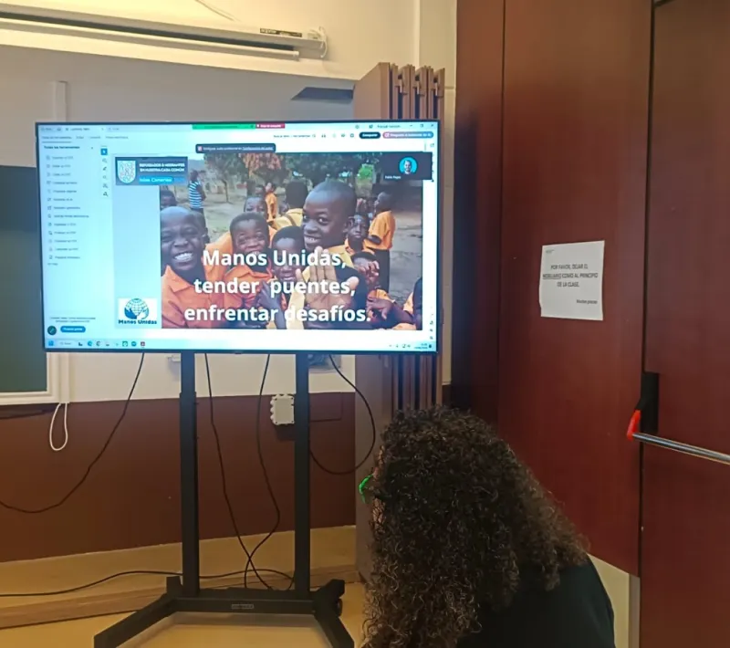 Momento de una ponencia de Manos Unidas Las Palmas.