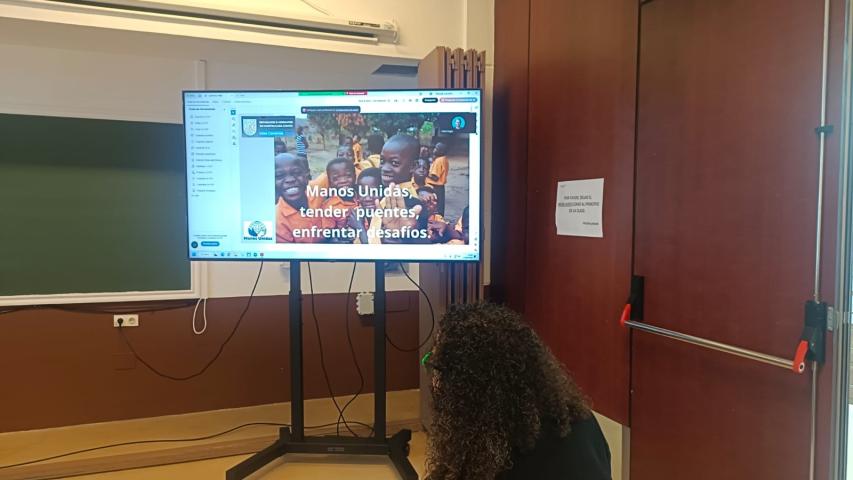 Momento de una ponencia de Manos Unidas Las Palmas.