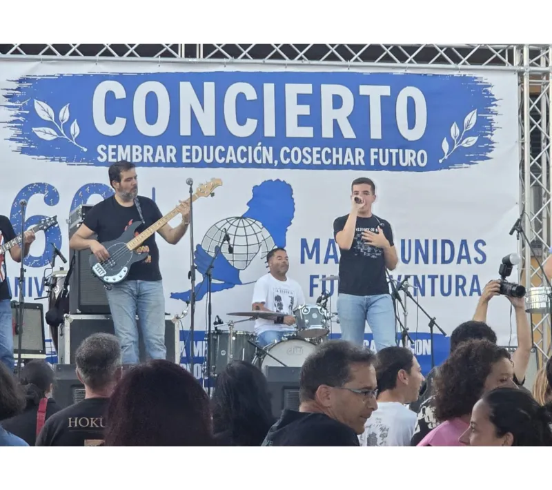 Momento del concierto en el IES Santo Tomás de Aquino de Puerto del Rosario en Fuerteventura.