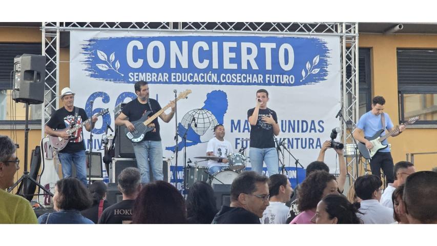 Momento del concierto en el IES Santo Tomás de Aquino de Puerto del Rosario en Fuerteventura.