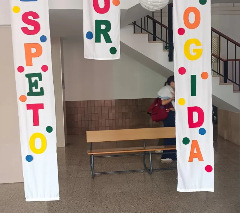 Exposición temática en centro educativo.