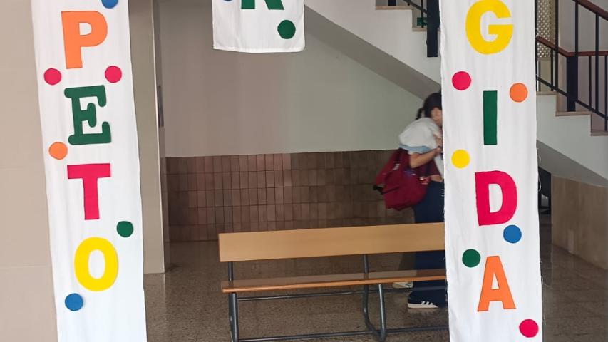 Exposición temática en centro educativo.