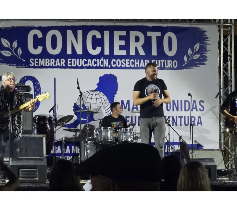 Momento del concierto en el IES Santo Tomás de Aquino de Puerto del Rosario en Fuerteventura.