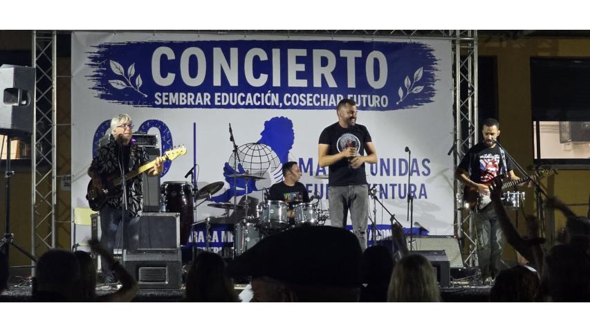 Momento del concierto en el IES Santo Tomás de Aquino de Puerto del Rosario en Fuerteventura.