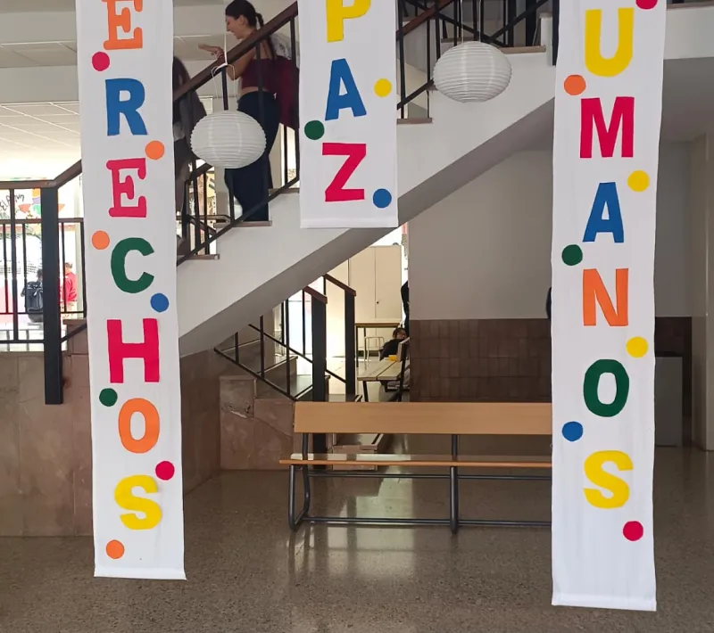 Exposición temática en centro educativo.