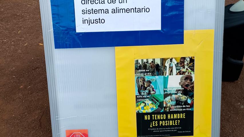 Exposición temática en centro educativo.
