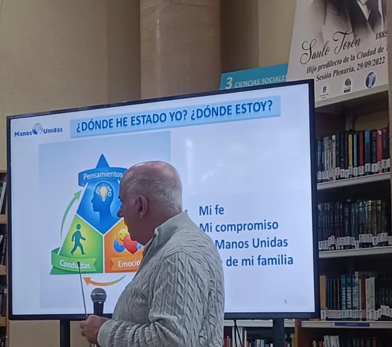 Momento de una ponencia de Manos Unidas Las Palmas.