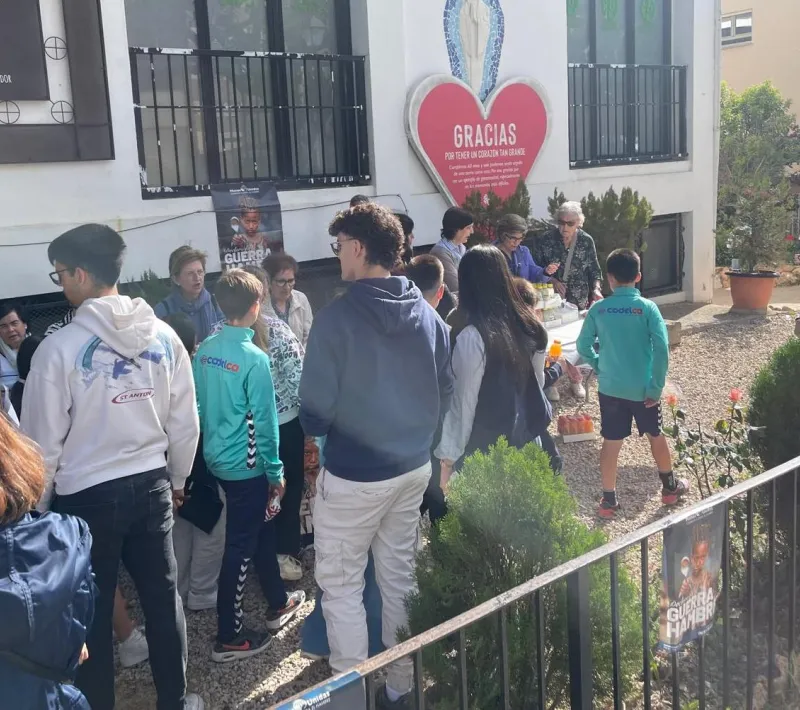 Merienda solidaria con niños en Requena para Manos Unidas