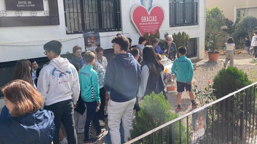 Merienda solidaria con niños en Requena para Manos Unidas