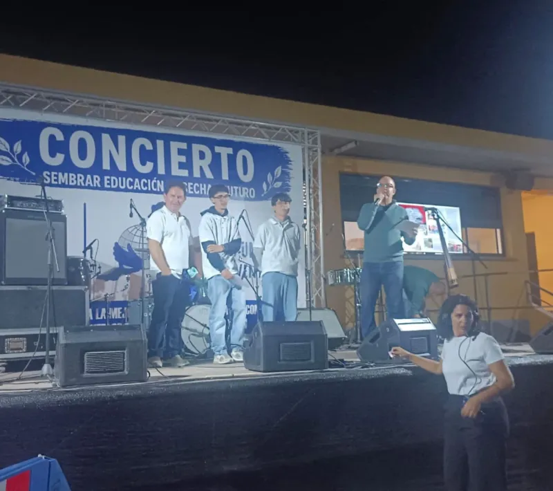 Momento del concierto en el IES Santo Tomás de Aquino de Puerto del Rosario en Fuerteventura.