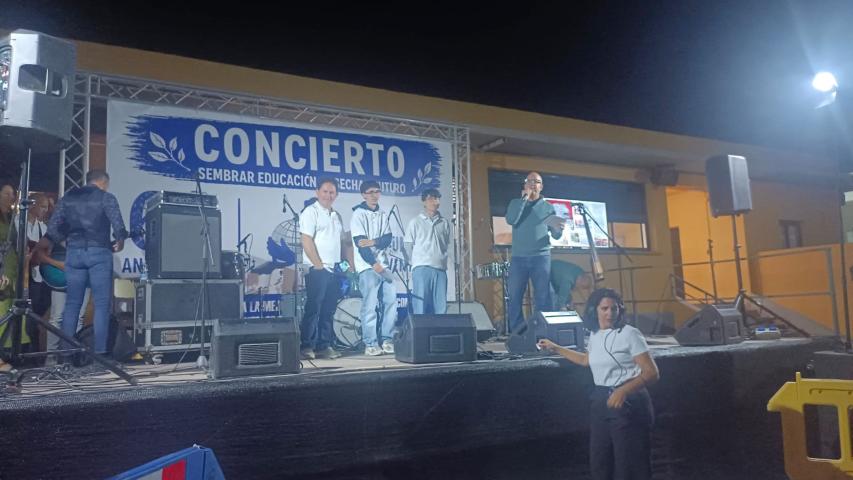 Momento del concierto en el IES Santo Tomás de Aquino de Puerto del Rosario en Fuerteventura.