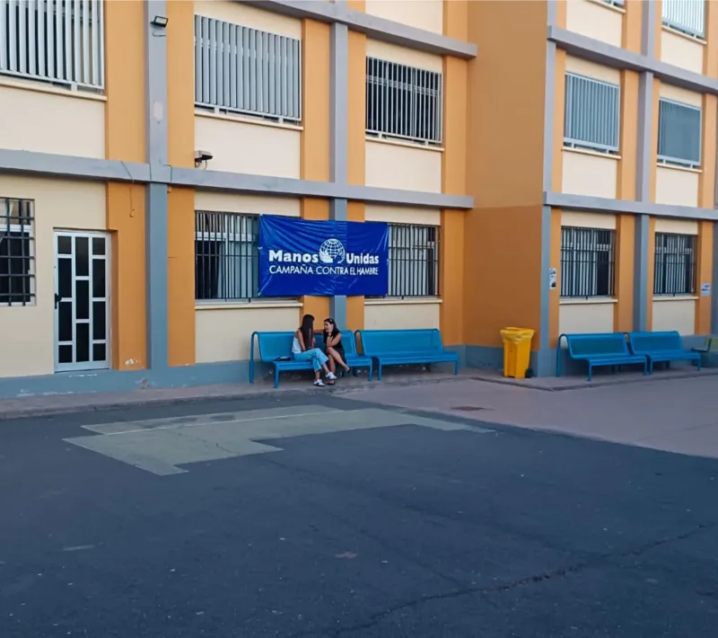 Momento de descanso durante los preparativos del concierto en el IES Santo Tomás de Aquino de Puerto del Rosario en Fuerteventura.