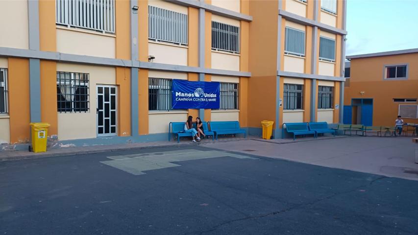 Momento de descanso durante los preparativos del concierto en el IES Santo Tomás de Aquino de Puerto del Rosario en Fuerteventura.