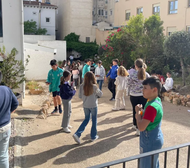 Merienda solidaria con niños en Requena para Manos Unidas