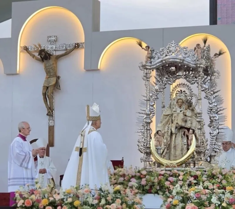 Sección del altar construido en el Estadio de Gran Canaria para la Eucaristía celebrada por el papa León XIV el 11 de junio de 2026 con las imágenes de la patrona, la Virgen del Pino, y el Stmo. Cristo de Telde.